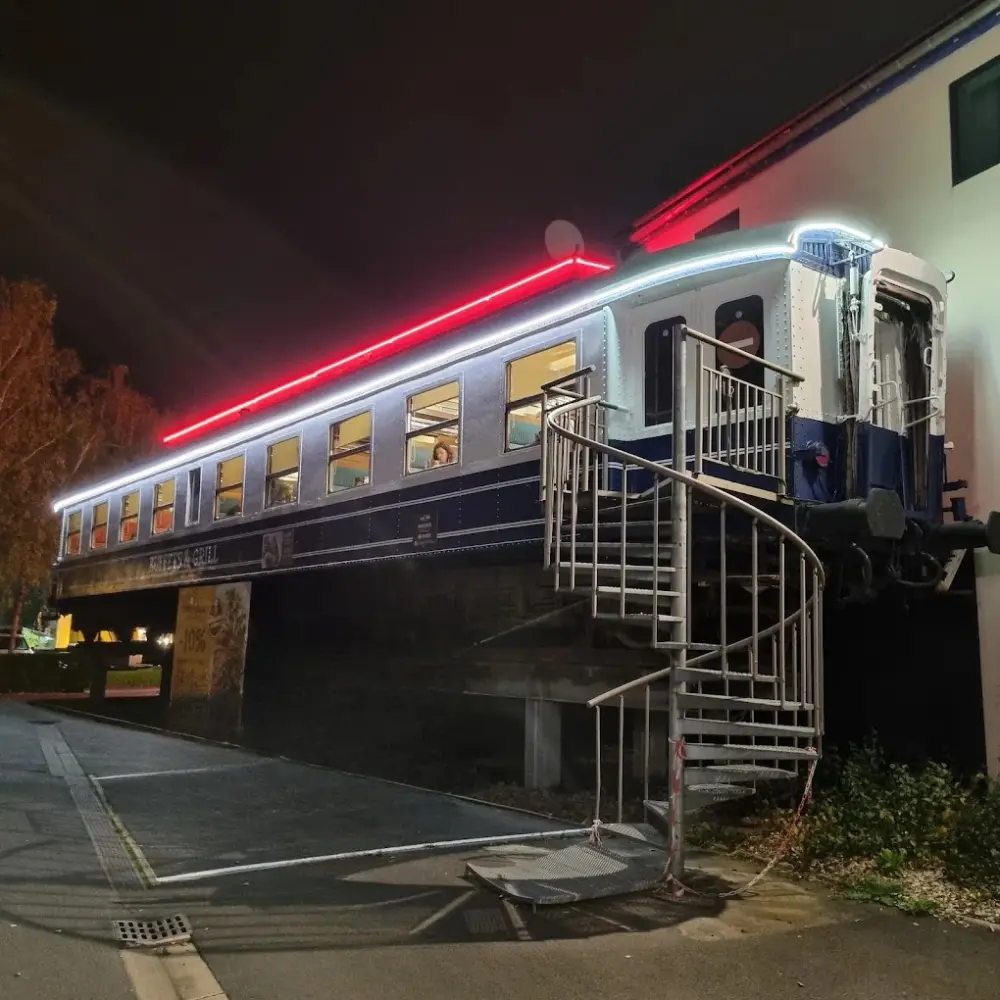 Vue extérieure de nuit du restaurant Crocodile Valenciennes Petite Forêt avec son wagon emblématique